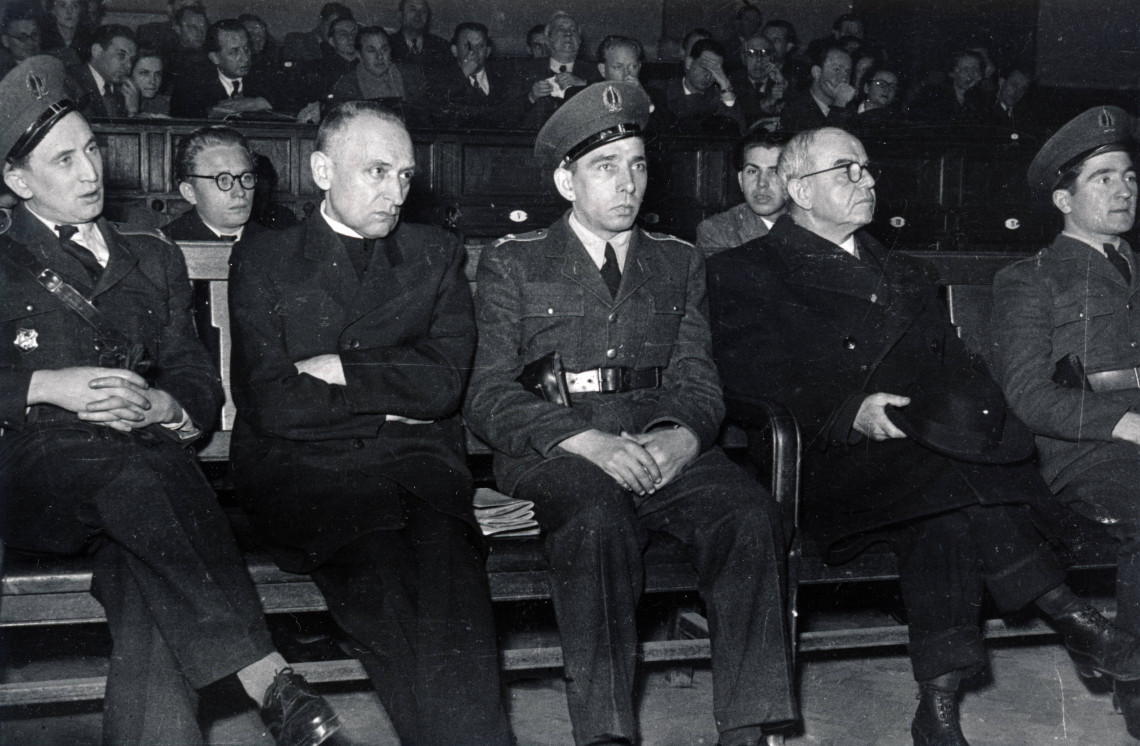 A Budapesti Népbíróság különtanácsa által lefolytatott Mindszenty József bíboros, hercegprímás és vádlott társainak koncepciós pere 1949. február 3-5 között. Mindszenty József bíboros, hercegprímás és kalappal a kezében dr. Baranyay Jusztin ciszterci szerzetes, egyházjogász, egyetemi tanár. Fortepan/Album045