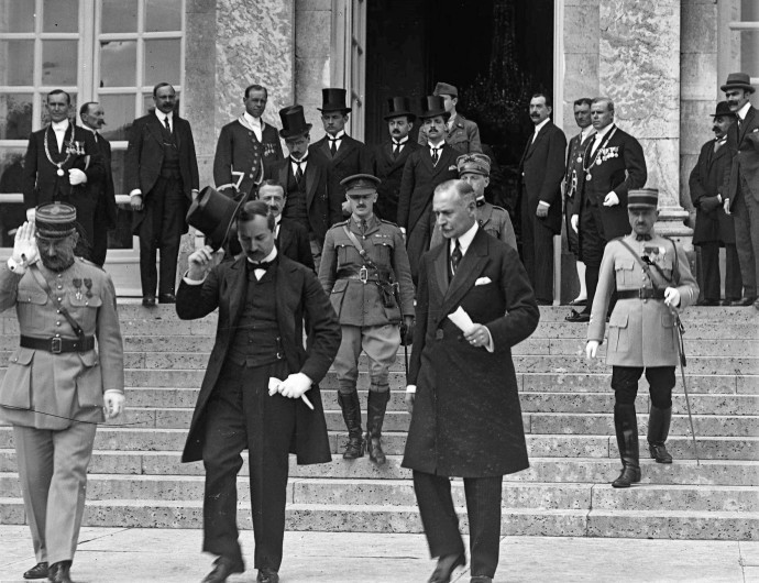 1920. június 4. | A trianoni béke aláírása