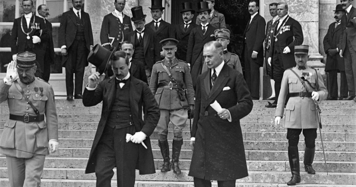 1920. június 4. | A trianoni béke aláírása