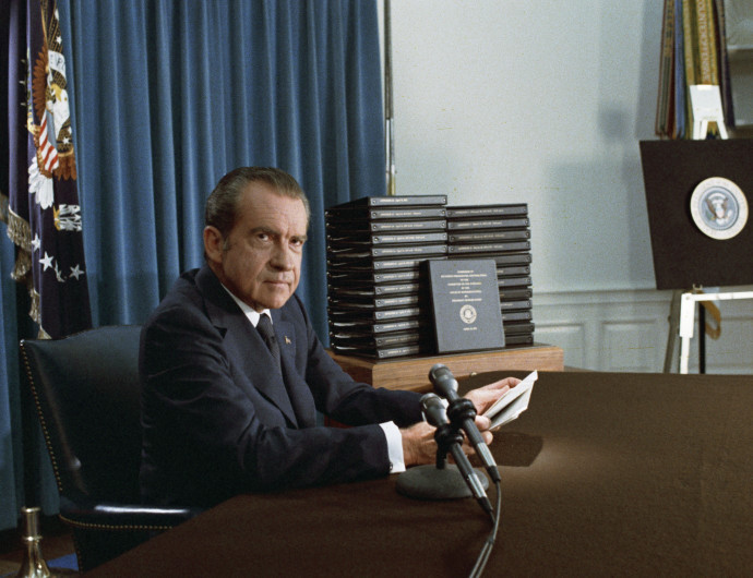 1974. április 29. | Nixon bejelenti a Fehér Ház hangfelvételeinek átadását