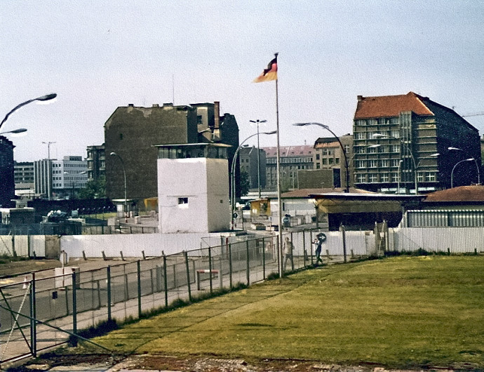 1990. június 22. | A Checkpoint Charlie lebontása