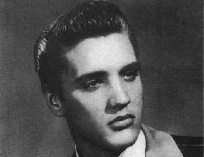 1954. július 12. |  Elvis Presley aláírja első lemezszerződését