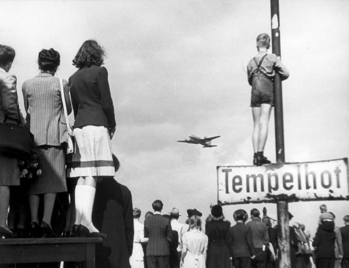 1948. június 26. | Légihíd létesül Nyugat-Berlin felett